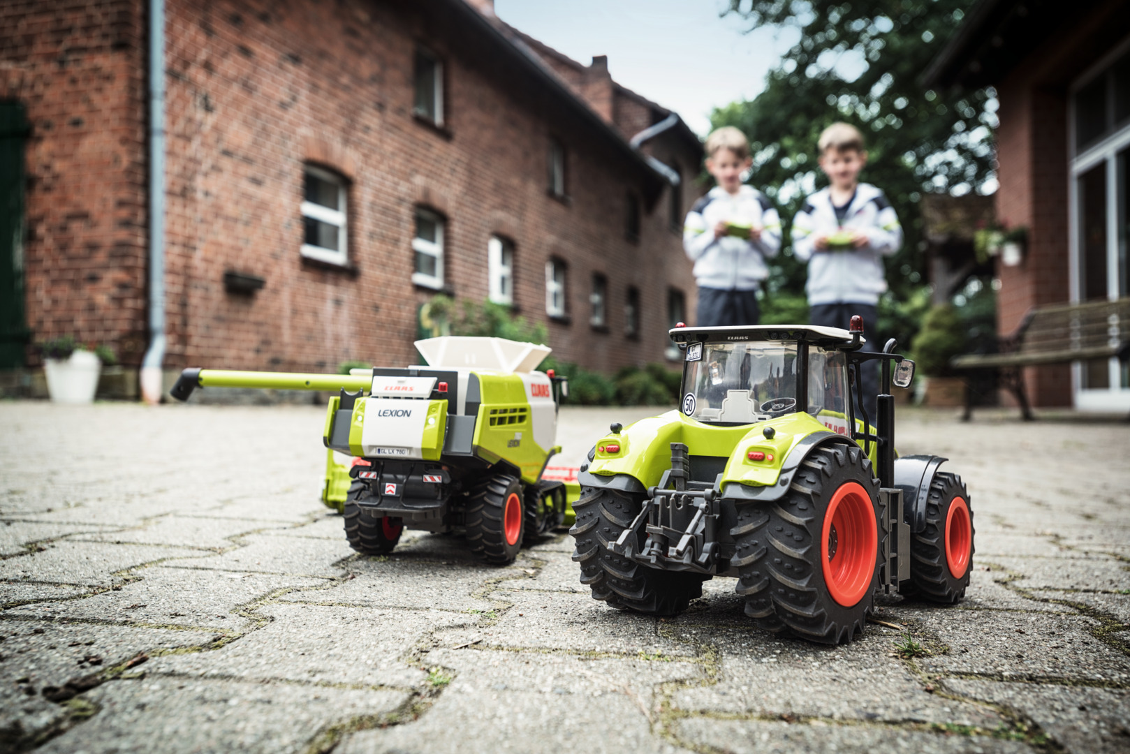 Amazon.co.jp: 京商1/32 CLAAS AXION 870 8輪(4輪) コンバー